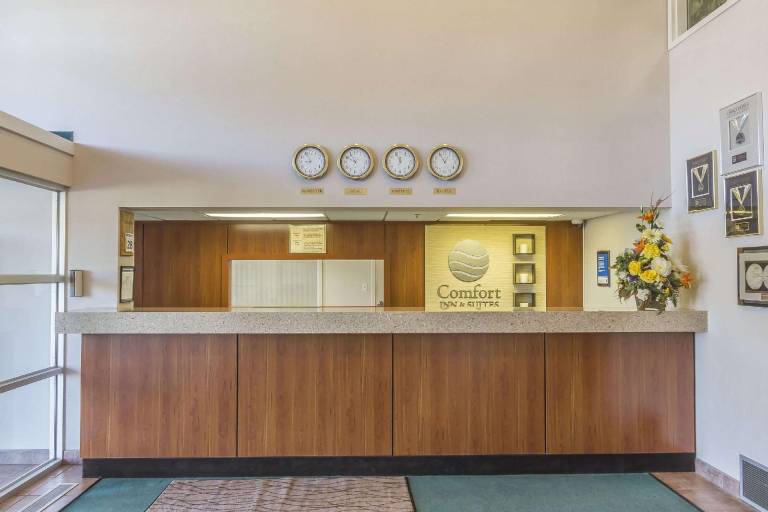 Comfort Inn & Suites — photo 3