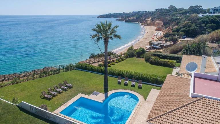 Ferienhaus direkt am Wasser in Olhos de Água, Algarve f&uuml;r max. 10 Personen