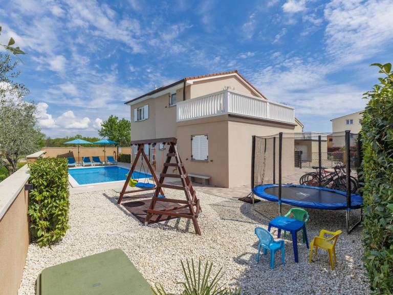 House with barbeque, yard & private pool — photo 2