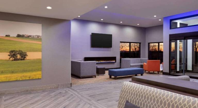 La Quinta Inn & Suites by Wyndham St Louis Route 66 — photo 3