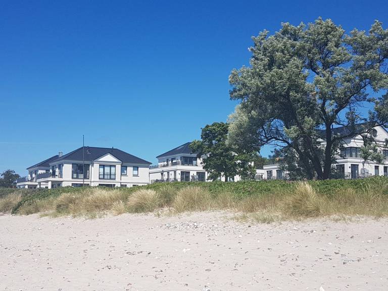 Nur 40 m zur Ostsee – stilvolle Ferienwohnung am Fehmarnsund mit Terrasse in Fehmarn