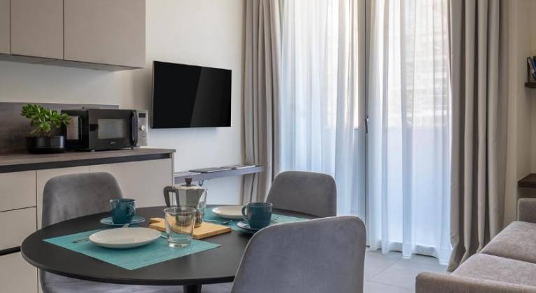 Serviced apartment with patio — photo 4
