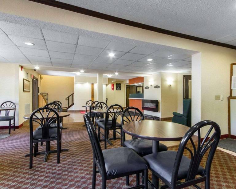 Econo Lodge Madison East — photo 4