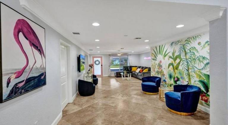 Vacation home with jacuzzi in Dania Beach, FL