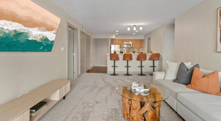 Marina Blue - Sun-Drenched 2BR with Balcony Overlooking the Port, GYM and POOL — photo 4