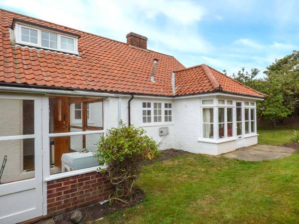 Family-oriented cottage with yard | Beach view | Beach nearby | Pets allowed — photo 2