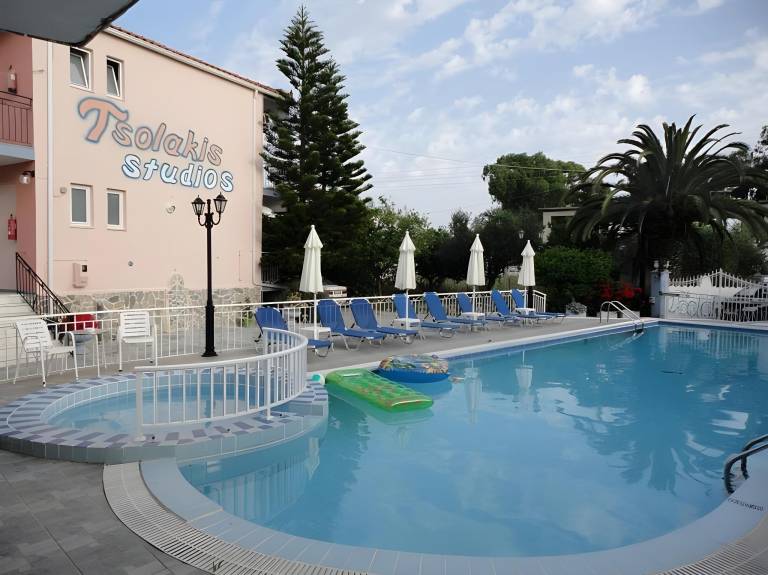 Serviced apartment with pool, patio & grill in Zakynthos