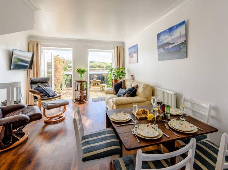 Cottage with yard, barbecue & terrace | Water view — photo 3