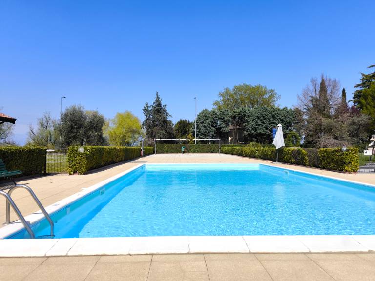 Apartment with pool, barbecue & yard — photo 2