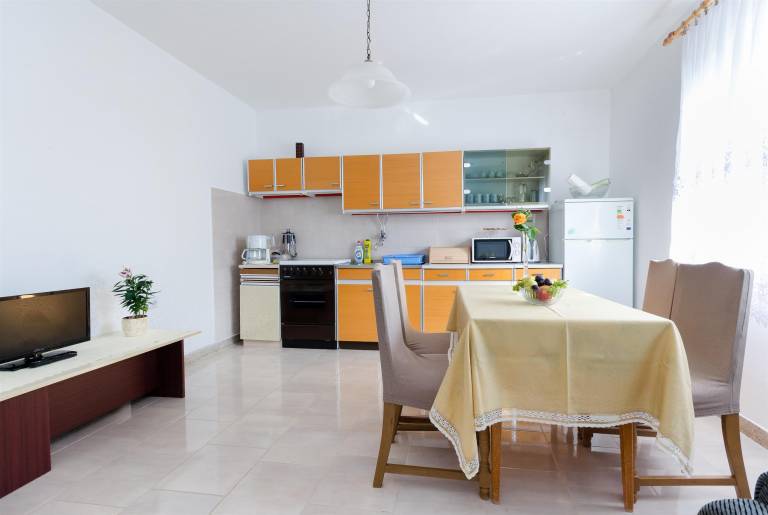 Beautiful apartment with yard, terrace & grill | Garden view | Pet-friendly — photo 3