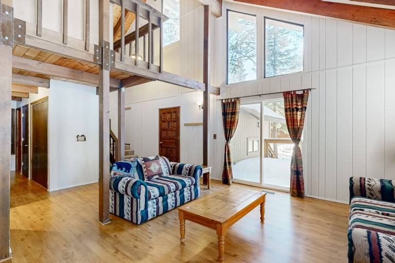 < 2 Mi to Tahoe Donner Ski Resort: Serene Retreat in Truckee, CA
