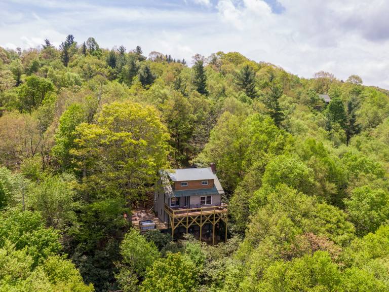 Parkway Hideout - privacy, hot tub, views, pool table close to Boone and Blowing Rock in Boone, NC