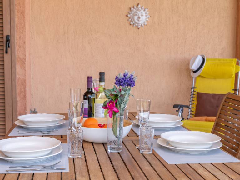 Holiday apartment with pool, garden & patio | Sea view — photo 3