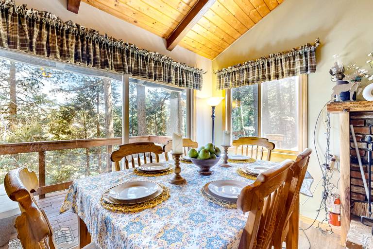 Idyllic Cabin in the Woods: Cozy Crestline Retreat — photo 4