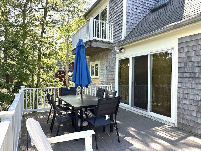 Charming Cape Cod home near Long Pond offers a quintessential vacation experience. — photo 4