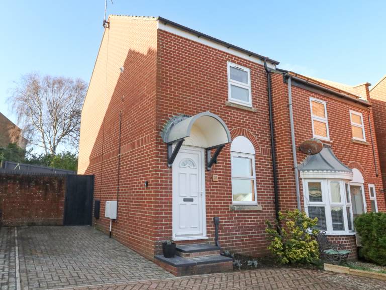 Cottage with yard & patio | Beach view in Weymouth