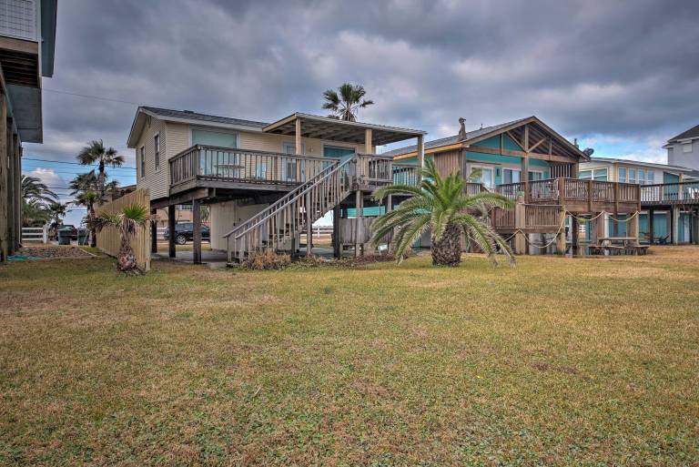 Steps to Gulf! Pet-Friendly Galveston Getaway — photo 2