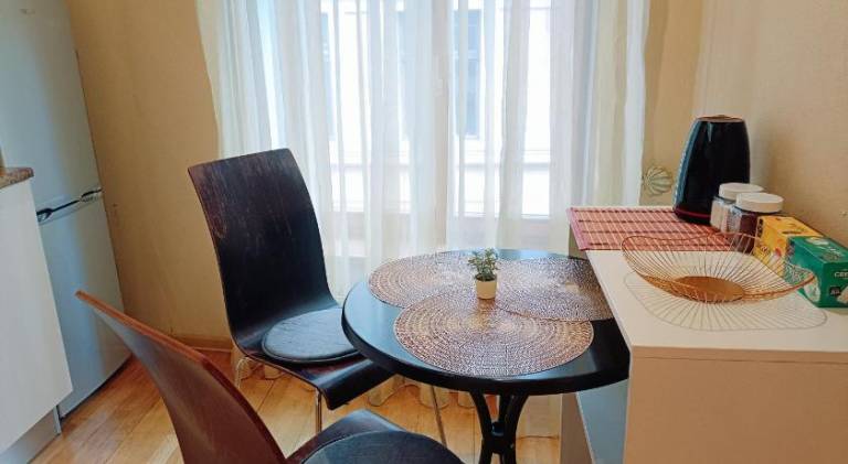 Elegant Old Town Toffee Bliss Apartment, SELF Check-In, Steps from Bus Station — photo 5