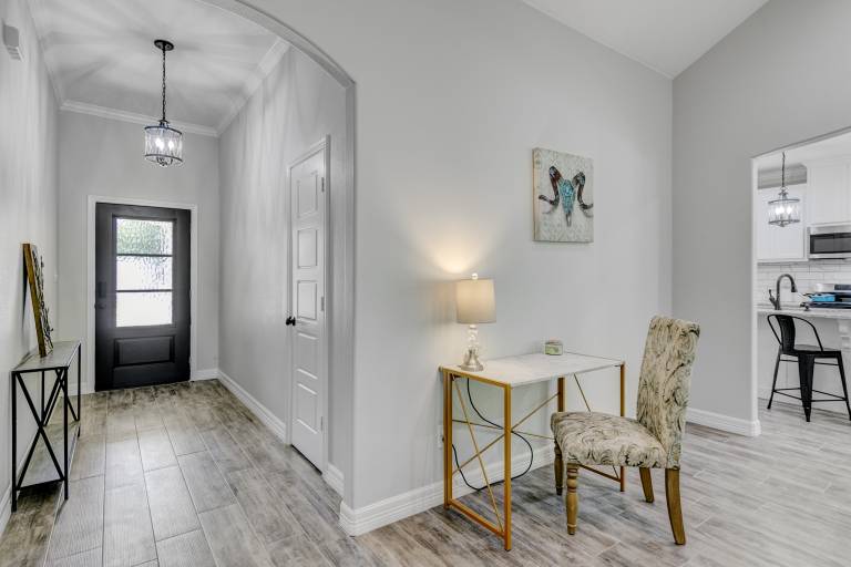 40% Monthly Discount Newly Renovated Luxe West Beaumont w Private Patio — photo 5