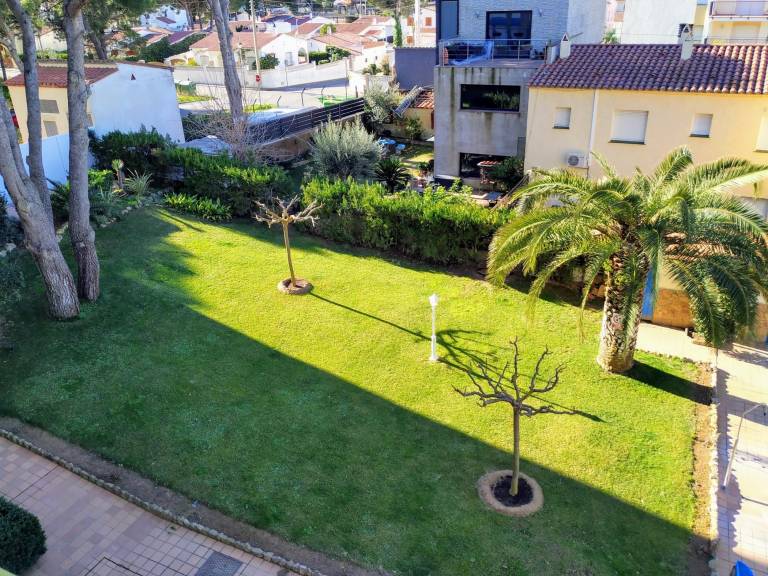 Rental apartment with yard, terrace & pool | Mountain view — photo 3