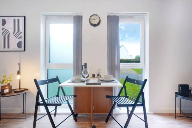 Modern Apartment - Free Parking, Wi-Fi & Smart TV — photo 3