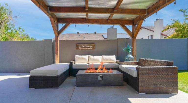 New king Beds Pool Hot Tub Outdoor Fireplace — photo 4