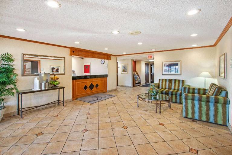 La Quinta Inn & Suites by Wyndham Albuquerque Journal Ctr NW — photo 2