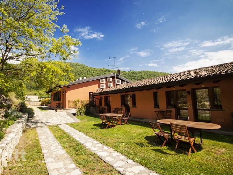 House with barbeque, terrace & yard — photo 4