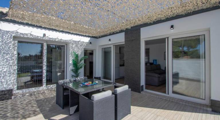 House with pool — photo 3
