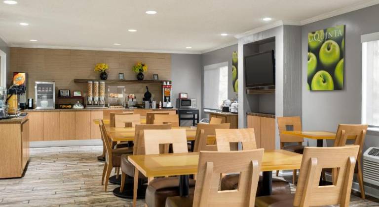 La Quinta Inn & Suites by Wyndham Chicago Tinley Park — photo 4