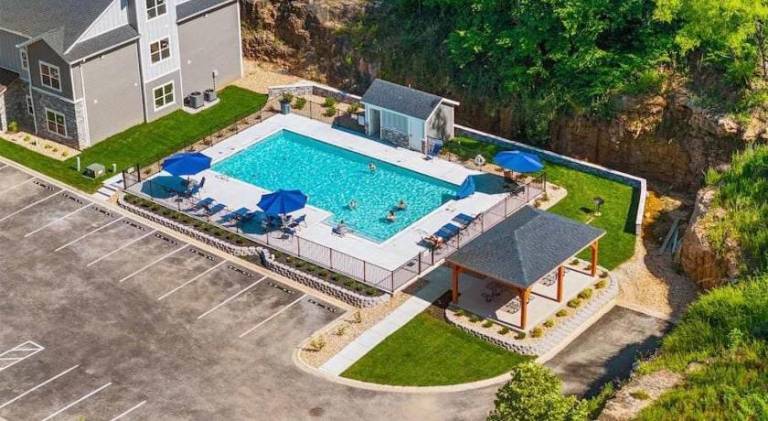 House with pool — photo 5