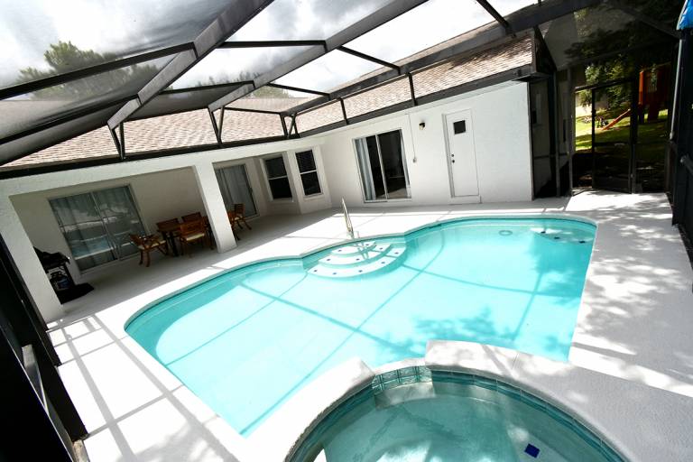 Vacation home with barbeque & private pool — photo 2