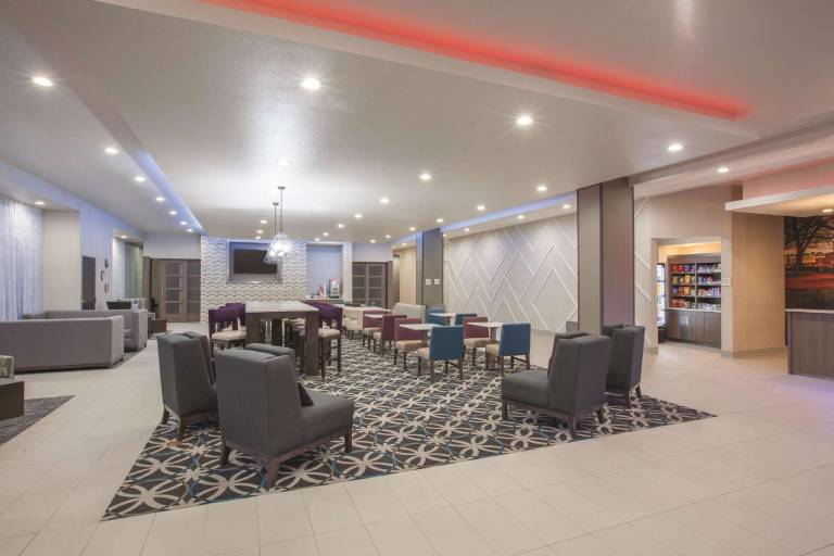 La Quinta Inn & Suites by Wyndham San Marcos Outlet Mall — photo 2