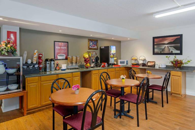 Econo Lodge & Suites Southern Pines - Pinehurst — photo 5