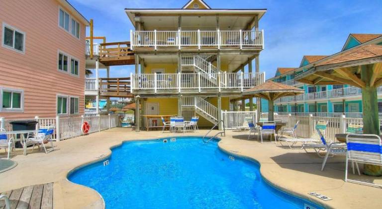 BEACHGATE CONDOSUITES AND MOTEL — photo 2