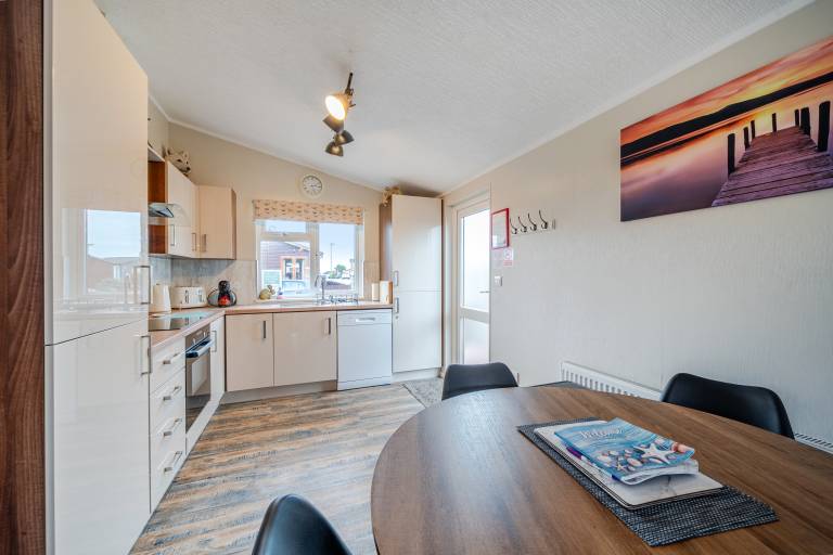 2 Bed Cabin - Sleeps 4 - Pets - 5 min to Beach — photo 4