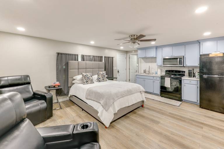 Private Yard Pet Friendly Studio in New Boston