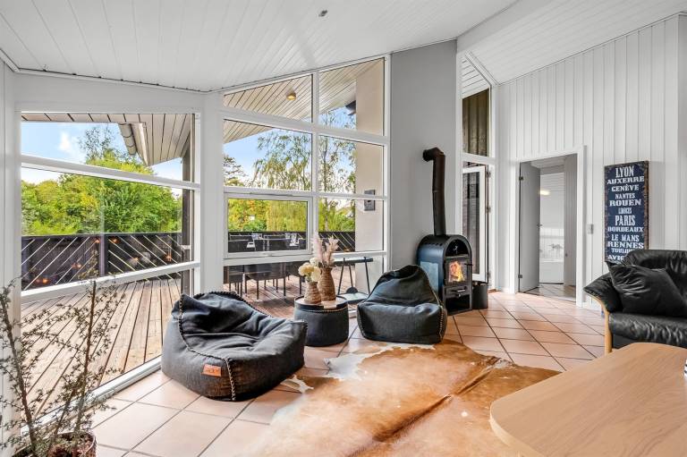 Family-oriented vacation home with hot tub, BBQ & patio | Pet-friendly — photo 3