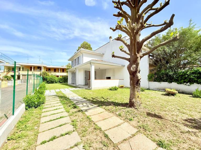 Family-friendly house with yard, grill & patio | Dogs allowed — photo 5