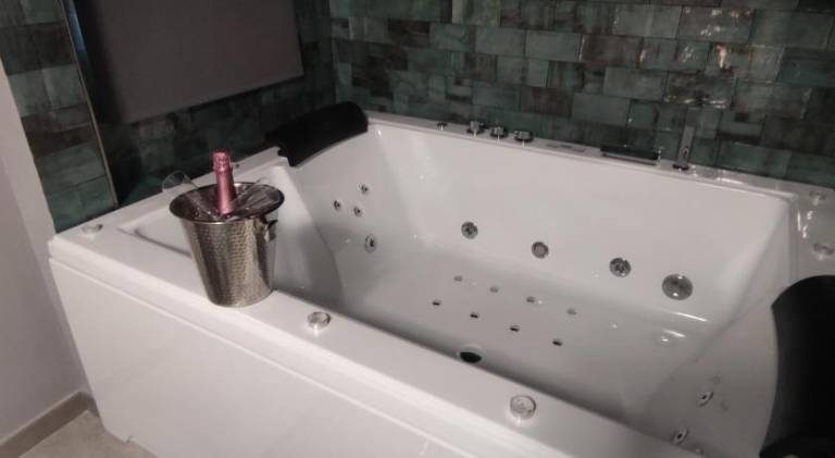 Rental apartment with jacuzzi — photo 5