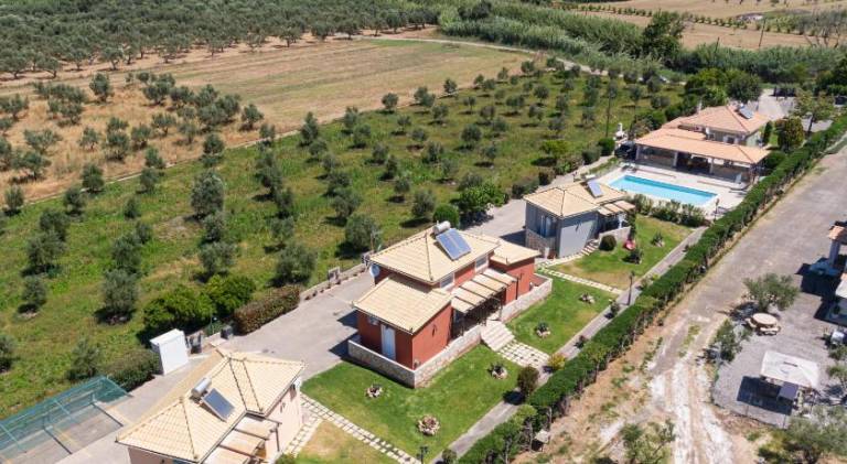 Vacation home with pool, patio & garden | Perfect for remote work in East Mani