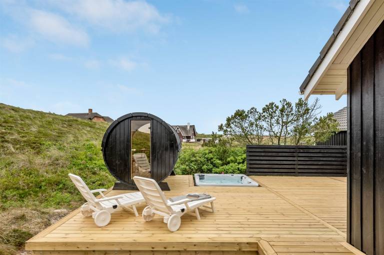 Family-oriented pleasant vacation home with terrace, jacuzzi & sauna | Water view | Pets are welcome — photo 5