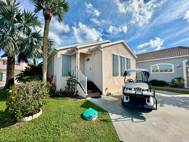 Adorable 2 bed 1 full bath beach bungalow is sure to please! — photo 2