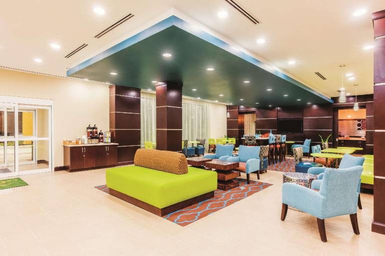 La Quinta Inn & Suites by Wyndham Cotulla — photo 4