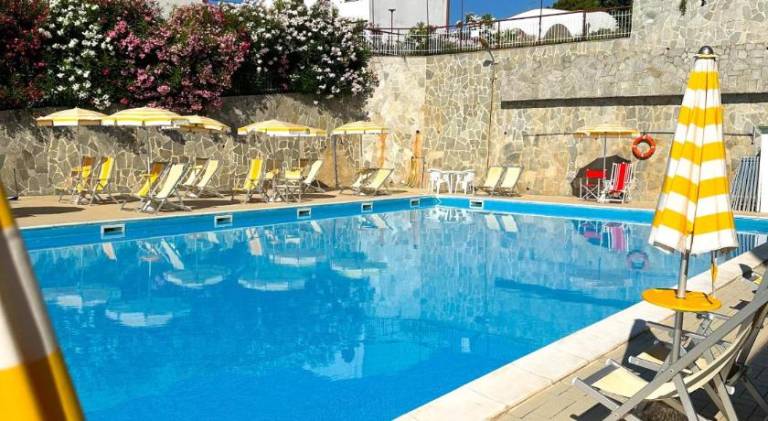 Casa La Perla - Alloggio con terrazza panoramica, piscina e free parking in Loano