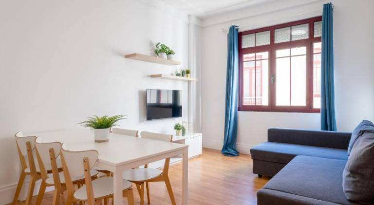 Host Wise - Spacious Comfortable Apartment - Balcony — photo 5