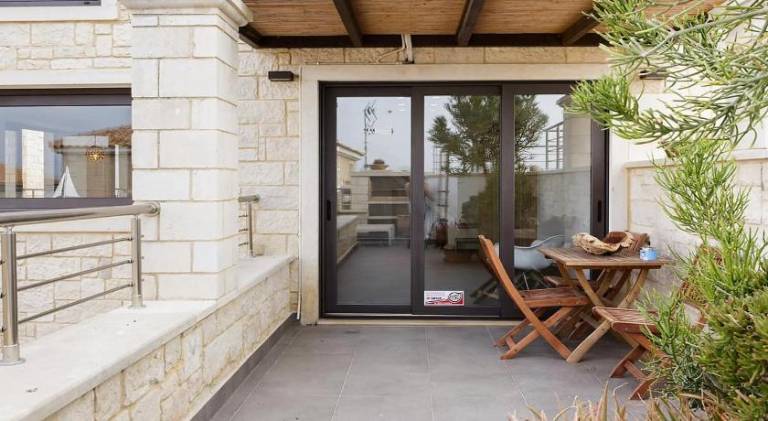 Contemporary Maisonette with Sea View Roof Terrace — photo 5