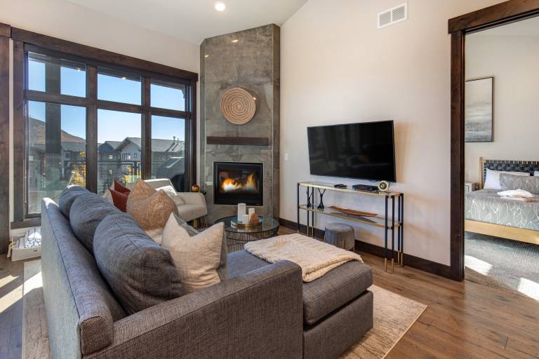 Condo with hot tub & pool | Mountain view — photo 4