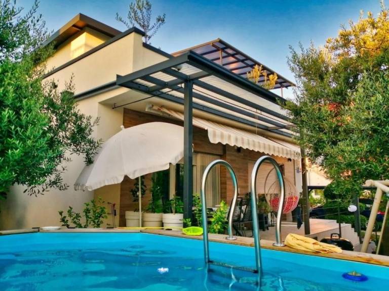 Fully equipped lovely holiday apartment with yard, pool & patio | Pets are welcome in Vodice