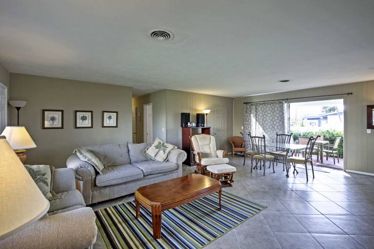 Pet-Friendly Daytona Beach Home, Walk to the Ocean — photo 3